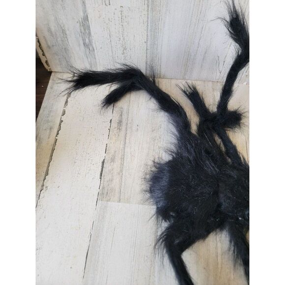 Large fuzzy tarantula spider Halloween scary pop decor - Picture 11 of 14